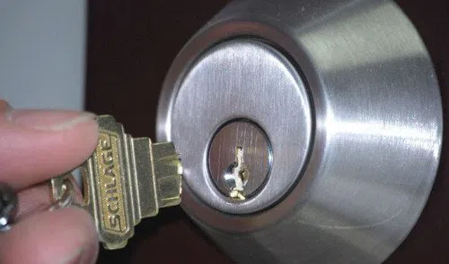 Royal Locksmith Store Calumet City, IL 708-297-9145 - key-broke-in-lock